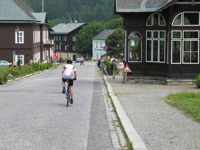 prujezd Karlovou Studankou, kolem altanku s pramenem mineralni vody