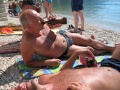 Lubos si pochutnava na pivu Karlovacko
